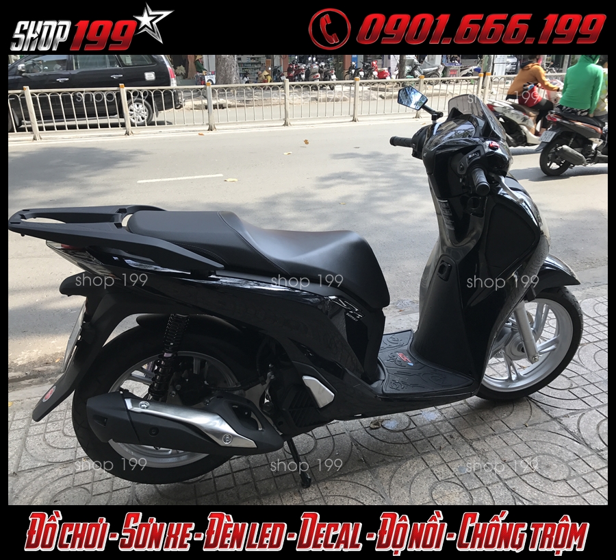 Honda SH Việt Nam màu đen gắn thảm lót sàn Việt Nam